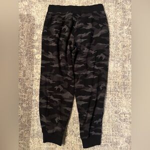 Athleta camouflage joggers w/side pockets, elastic waist & black banded bottoms.